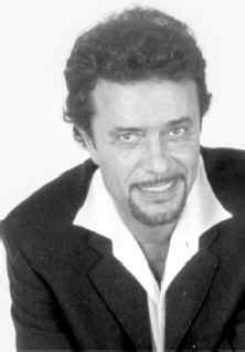 Uno spazio è riservato a cantanti e gruppi musicali emergenti. Gianni Nazzaro