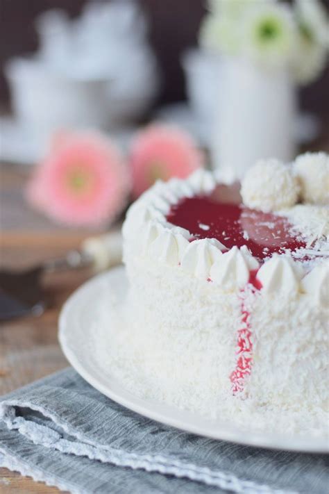 Besonders lecker wird er durch viel orangensaft und viel weiße schokolade im teig. Kokos Mousse Torte mit Himbeer Mousse Kern und weißer ...