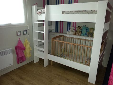Lit superposé ado avec deux couchages de 190x90cm, avec deux tiroirs dans la partie inférieure, d'une armoire à porte battante avec à l'intérieur deux étagères et une barre de penderie, et d'un escalier à 3 marches qui font aussi office de tiroirs. Pack Lit Superposé Enfant Wax avec 2 Matelas pour 2 Couchages