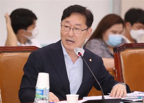 2위인 윤희숙 국민의힘 의원(672표, 31.76%)과 비교해도 격차가 매우 큰 수준이다. 윤희숙 비판 논란 박범계 "특정지역 사투리 빗댄 표현 아냐" 해명
