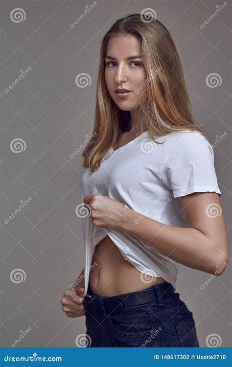 Attraktive Schlanke Sexy Junge Blonde Frau In Den Jeans Und In Einem
