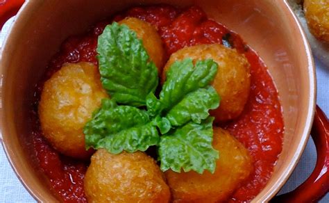 Sono una amante del formaggio, del pomodoro e delle polpette e questo piatto antico non poteva non colpirmi. Pallotte casc e ove (pallotte formaggio e uova) Le ricette ...