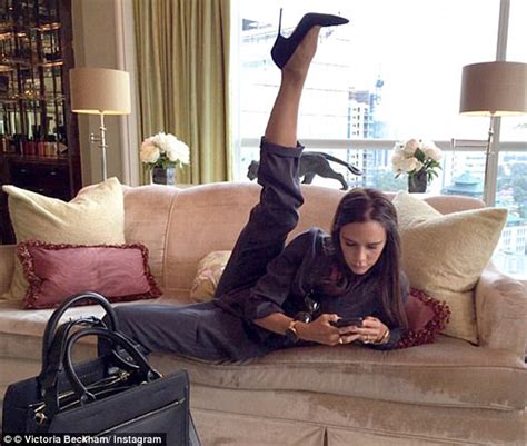 Victoria Beckham Responds To Kourtney Kardashian Leg Photo Daily Mail