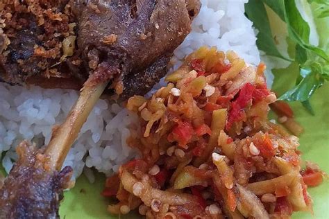 Makan lalapan mentah sambal kencur asalamualaikum wr wb tepang deui sareng kang panja nah di vidio kali ini kang. Ke Madura, Belum Lengkap Kalau Gak Cobain Bebek Sinjay!