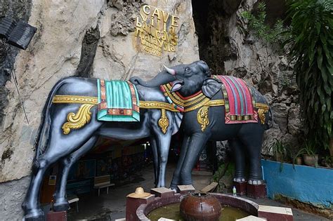 Located in gombak selangor, just north of kuala lumpur (kl), it is an iconic and popular tourist attraction and one of malaysia's national treasures. How to get to Batu Caves (KL Sentral to Batu Caves ...