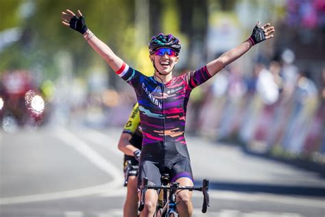 Kasia Niewiadoma Wins Frantic Womens Amstel Gold Race Cycling Weekly