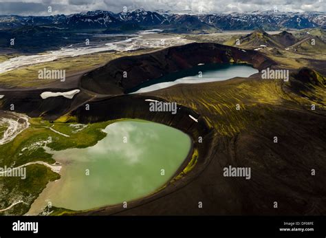 Vista Aérea Del Cráter Ljótipollur Lago Lago Montañas De Riolita