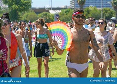 Desfile De Lesbianas Y Gays Banderas De Arco Iris En El Desfile Del Orgullo Gay Imagen