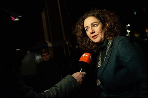 Volgens de amsterdamse burgemeester femke halsema drong haar zoon met vriendjes uit verveling een verlaten woonboot binnen en spoten ze brandblussers leeg. De zoon van Femke Halsema krijgt straf | Franska.nl