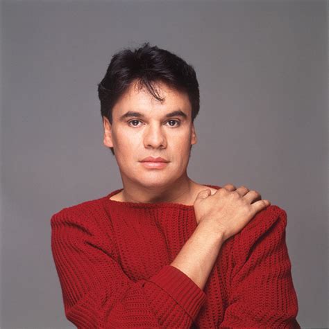 Juan gabriel comenzó el decenio de los noventa con una de sus más famosas presentaciones, la realizada en el palacio de bellas artes de la ciudad de méxico los días 9, 10, 11 y 12 de mayo de 1990, donde cantó acompañado por la orquesta sinfónica nacional de méxico, con enrique patrón de rueda como director invitado. Juan Gabriel, parte esencial de la cultura y el arte ...