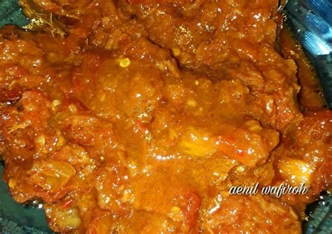 Sambal is a chili sauce or paste, typically made from a mixture of a variety of chili peppers with secondary ingredients such as shrimp paste, garlic, ginger, shallot, scallion, palm sugar, and lime juice. Resep Sambal terasi matang oleh aenil wafiroh - Cookpad