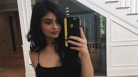 Kylie Jenners Mirror Guarantees Perfect Selfies Teen Vogue