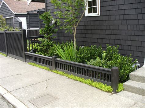A garden fence is not like a regular one that surrounds the entire house. Cushioned Black Low Fence And Small Garden Also Unique ...