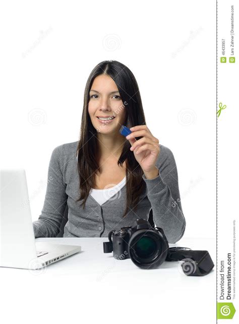 Weiblicher Fotograf Der Sd Karte Mit Ihren Bildern Zeigt Stockbild
