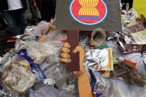Di Bawah Aturan Baru PBB Malaysia Kirim Balik Kontainer Sampah Plastik