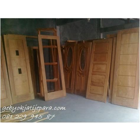 Gunakan kayu pilihan kelas wahid di tanah jawa yaitu kayu jati. Contoh Desain Pintu Rumah Kayu Jati - Pintu Gebyok Jati ...