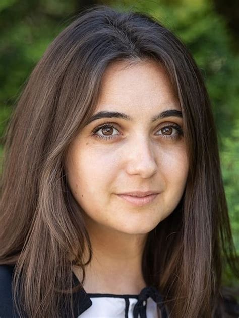 На фото юлия мендель стеснительно улыбается на камеру, спрятав руки за спиной. Юлия Мендель - фото, биография, личная жизнь, новости 2021 ...