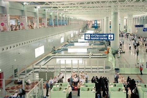 أكد مدير جامعة الملك عبدالعزيز الدكتور عبدالرحمن اليوبي عبر منصة برنامج كلنا مسؤول الذي يقدمه الزميل خالد العقيلي وتعرضه قناة السعودية أن مركز الملك فهد للبحوث الطبية في الجامعة طور لقاحاً لفيروس كورونا السابق عام 2012م، مبيناً أنه سيتم قريباً توزيعه في. حقيقة اكتشاف حالات مُصابة بـ"كورونا" داخل مطار الملك ...