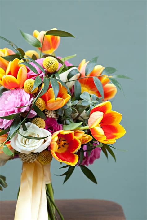Tulip wedding bouquets with grass. You must see this stunning tulip wedding Bouquet Blueprint!