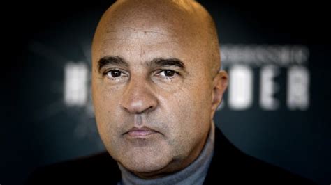 Ridouan taghi, né le 20 décembre 1977 à beni salmane (maroc)1, est un mafieux néerlandais d'origine marocaine qui dirige une organisation de la mocro maffia. Advocaat Ridouan Taghi reageert op dreiging Peter R. de Vries | RTL Nieuws