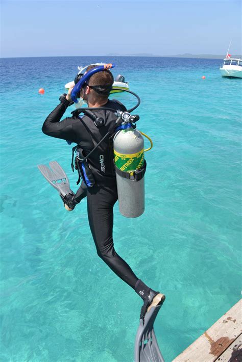 Children who gets certified as a padi junior open water diver are allowed while 10 is the minimum age for certification for many dive agencies. SDI Computer Nitrox Diver - SDI | TDI | ERDI | PFI