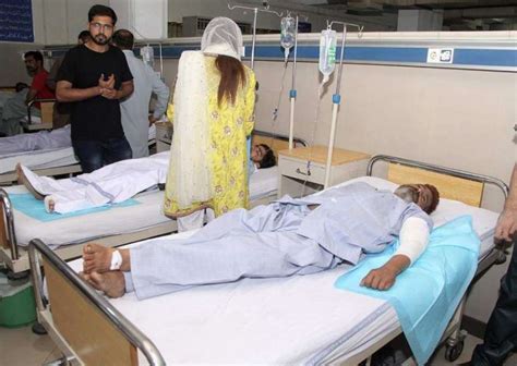 لاہور داتا دربار کے باہر خودکش دھماکے میں زخمی ہونیوالے افراد میو ہسپتال کی ایمرجنسی میں زیر