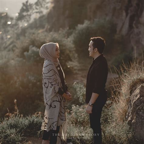 Lihat ide lainnya tentang foto perkawinan, pose perkawinan, fotografi pengantin. 10 Inspirasi Foto Prewed dengan Hijab, Referensi Pasangan Millenials