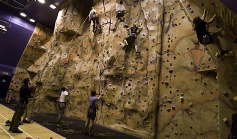 Barn klatrevegg, klatrevegg holder, diy klatrevegg, hjem klatrevegg, småbarn klatrevegg, fjellklatring for barn. Climbing wall | Administration and support services ...