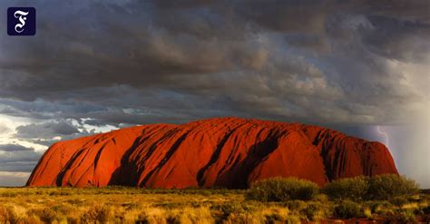 Welcome to glasshouse christian college. Uluru-Felsen in Australien mit Outback-Blick