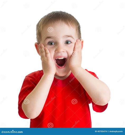 Retrato Sorprendido Del Niño Pequeño En La Camiseta Roja Aislada Foto