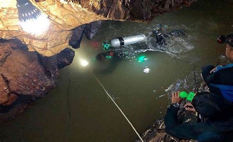 Thai Cave Rescue Ex Navy Seal Diver Dies Attempting To Rescue Soccer