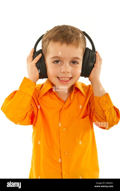 Niño De Preescolar Escuchando Música En Auriculares Grandes Aislado