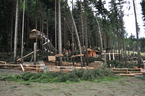 Podľa komentárov na sociálnych sieťach je mŕtvych už 15. Na Dolní Moravě i přes ničivé tornádo pokračuje turistická ...