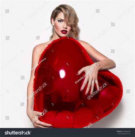 Día de San Valentín Desnuda chica Foto de stock 796066048 Shutterstock