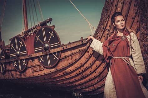 维京女人站在海边的船前图片 手扶着船站着的美丽的维京女人素材 高清图片 摄影照片 寻图免费打包下载