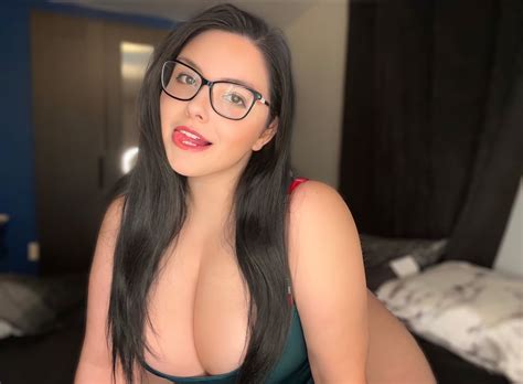 Anoukddlgxo Top 06🍒 On Twitter Big Glasses And Big Boobs Combo