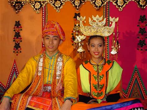 Ragam perkawinan masyarakat adat minangkabau ada 2 (dua), yaitu: sUKu kAUm di nEGeRi sABAh: SUKU KAUM BAJAU