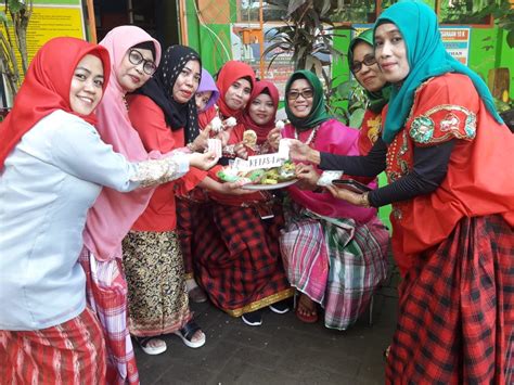 Maybe you would like to learn more about one of these? Murid-murid SDN Borong Bagikan Kue-kue Tradisional kepada ...
