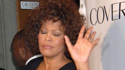 Une Photo De Whitney Houston Dans Son Cercueil En Une Dun Tablo D Voici
