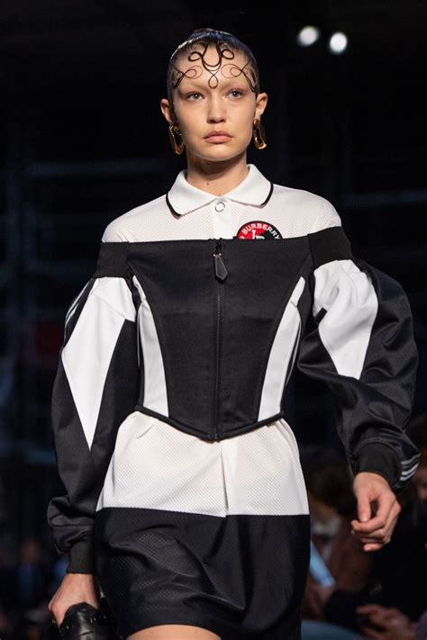 Gigi Hadid At Buryberry Catwalk Show At London Fashion Week 02172019
