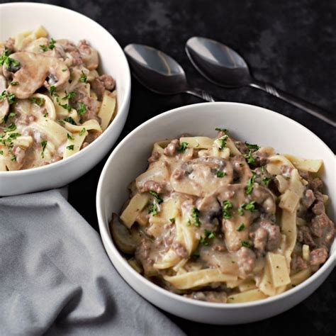 This ground beef stroganoff brings fall comfort food to your table in just 30 minutes. Easy Ground Beef Stroganoff (25 minutes) • Zona Cooks