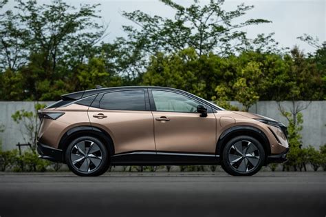 Nissan Unveils 300 Mile Ariya Electric Suv With Liquid Cooled Battery