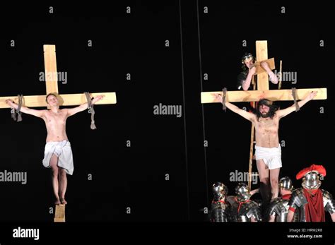 Passion Play Crucifixion Hi Res Stock Photography And Images Alamy