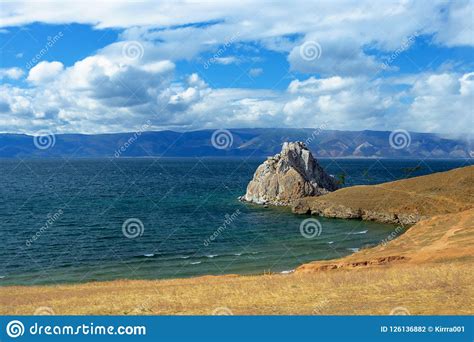El Lago Baikal En Verano Isla Olkhon Cabo Burhan Foto De Archivo