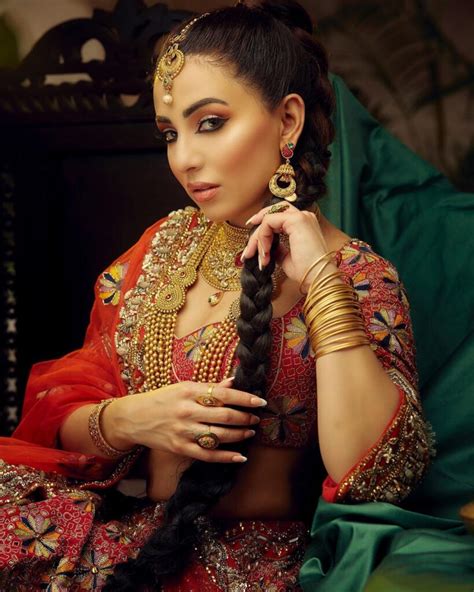 Ushna Shah Gives Major Vidya Balan Vibes In Sari Lens