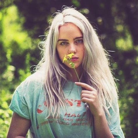In 'when the party's over' billie eilish used both practical effects and visual effects to cry black tears. Billie Eilish, 16 anni e un'anima dark pop. Ecco "When the party's over"