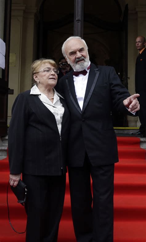 Je úspěšný také jako herec. Zdeněk Svěrák převzal ve Varech ocenění za přínos české ...