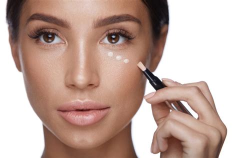 7 Easy Tips To Stop Concealer From Caking And Creasing