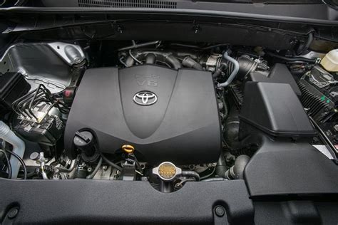 2017 toyota highlander limited review