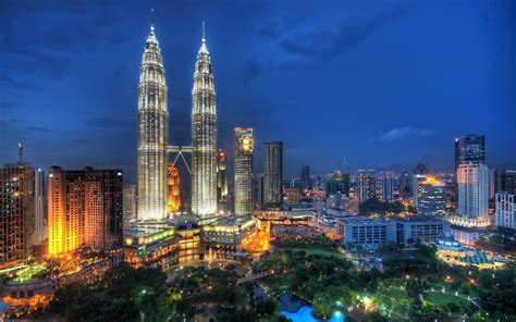 The petronas towers, also known as the petronas twin towers (malay: 56+ Petronas Towers Wallpapers on WallpaperPlay